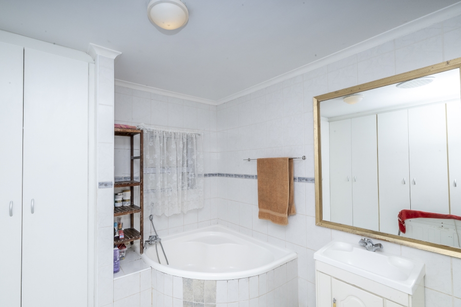 4 Bedroom Property for Sale in Uitzicht Western Cape